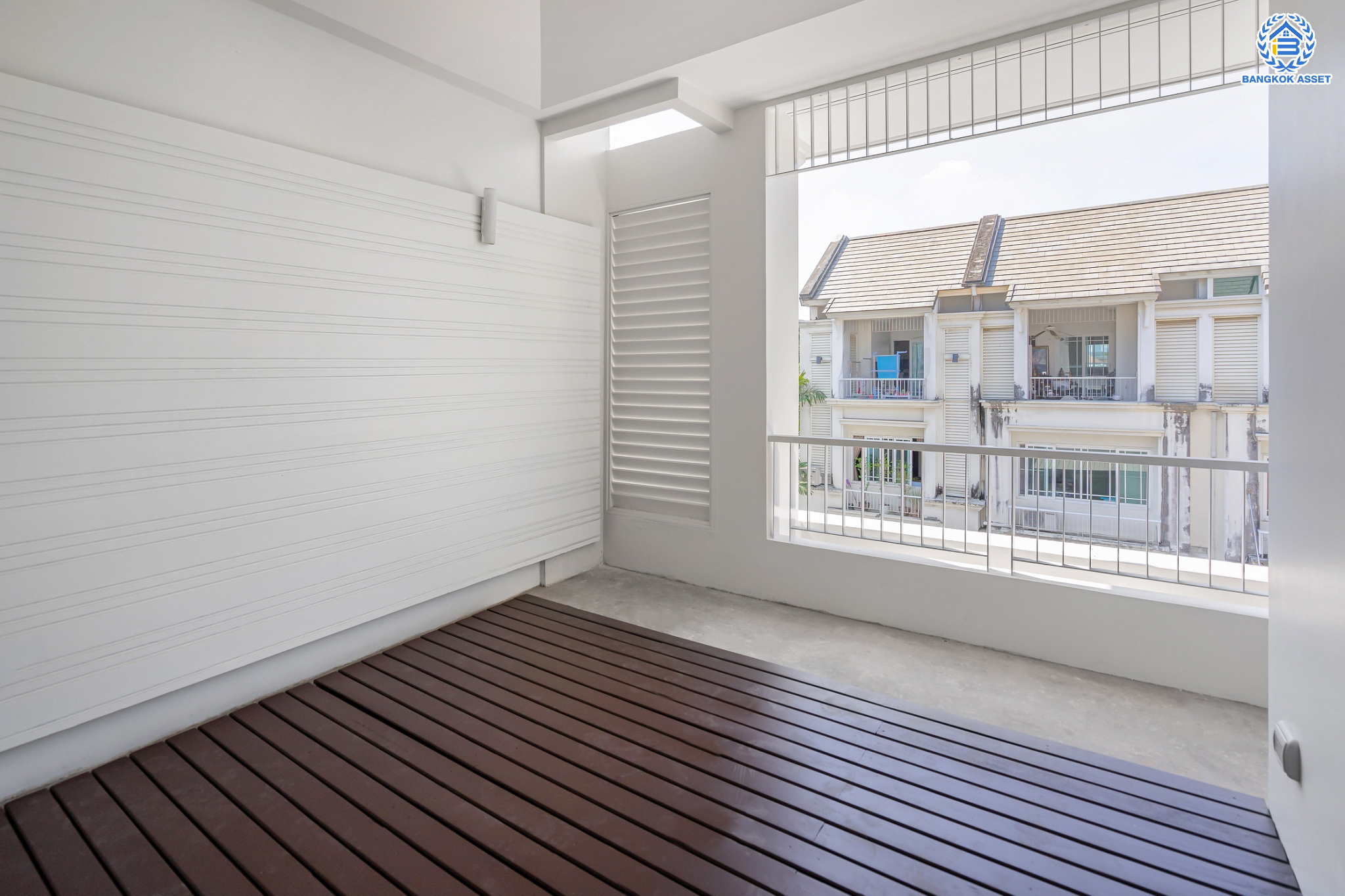 ทาวน์เฮ้าส์มือสอง 3 ชั้น ม.เดอะเทอเรซ ลาดพร้าว71 เนื้อที่ 21.6 ตร.ว. ฟังก์ชัน 3 ห้องนอน 4 ห้องน้ำ (ห้องนอนทุกห้องมีห้องน้ำในตัว) จอดรถได้ 2 คัน บนสุดยอดทำเลใจกลางเมือง! ตอบโจทย์ทุกไลฟ์สไตล์ ใจกลางห้างฯชั้นนำ เชื่อมต่อทั้งถนนเกษตร-นวมินทร์ , ลาดพร้าว , รัชโยธินฯ ใกล้ทางด่วนรามอินทรา เดินทางสะดวกสบาย ด้วยรถไฟฟ้าสายสีน้ำตาล "สถานีโรงเรียนสตรีวิทยา2"